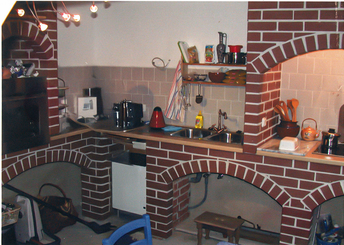 Gemauerte Küchenanlage: Aus Klinker gemauerte Küche mit Bögen und Arbeitsplatte